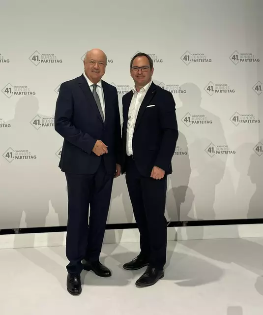 Bürgermeister Markus Landauer gratuliert Bundeskanzler Christian Stocker beim Bundesparteitag in Wiener Neustadt. | Foto: Landauer Markus