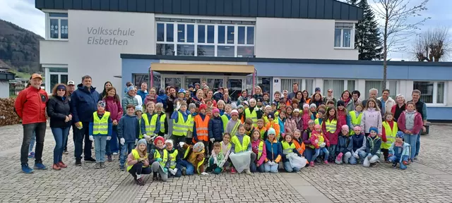 Viele Kinder und Lehrerinnen sowie Lehrer beteiligten sich an dem Frühjahrsputz in Elsbethen. | Foto: Gemeinde Elsbethen