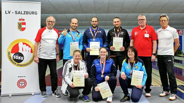 Gruppenfoto der SiegerInnen. Stehend von hinten links Landessportwart Reinhold Merlingen, Vizelandesmeister Hannes Lauckner, Landesmeister Michael Lienbacher, dritter Michael Holzer, Oberschiedsrichter Gerhard Waltl und Gerhard Doppler. Vorne hockend von links Vizelandesmeisterin Tamara Eder, Landesmeisterin Ramona Lienbacher und dritte Regina Embacher.  | Foto: SSKV