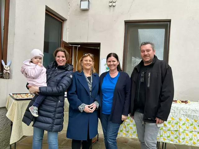 Bild: Vizebürgermeisterin Dr. Maria T. Eder und GR. Alexander Kisely beim Besuch des Osterbasars in der Kinderkrippe Schneckenhaus – gemeinsam mit Leiterin Daniela Monsberger und der kleinen Cosima | Foto: Stadtgemeinde Klosterneuburg