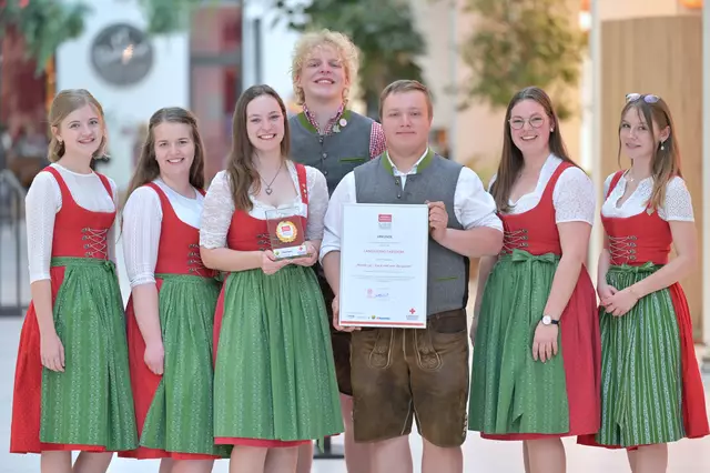 Mit “Hands up” zeigen die Burschen und Mädchen der Landjugend Tarsdorf, wie man gehörlose Menschen in die Gesellschaft miteinbezieht. | Foto: OÖRK/Hofer