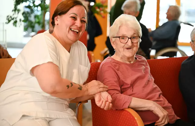 Bewohnerin und Personal des Pflegewohnhauses bei der Lesung. | Foto: Soziale Dienste Burgenland