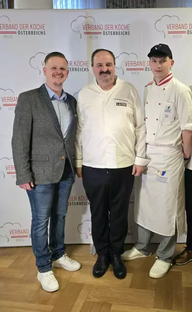 Peter Jeller mit Kochlehrer Philipp Jordack und Juror Johann Lafer beim Finale des "Rindfleischkaisers 2025". | Foto: Tourismusschulen Semmering
