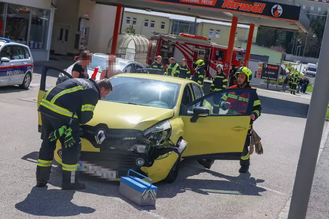 Im Ortszentrum von Steinerkirchen stoßen ein Renault und ein Ford so heftig zusammen, dass nur mehr Autowracks übrig bleiben. | Foto: laumat.at