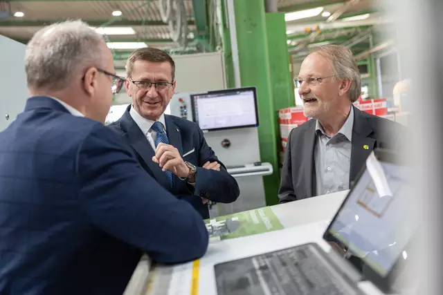 Betriebsbesuch bei Genböck Haus – v.l.: Landtagsabgeordneter Günther Baschinger, Markus Achleitner und Helmut Möseneder, Geschäftsführer Genböck Haus. | Foto: Land OÖ/Margot Haag