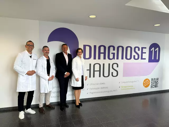 Miran Arif vom Ärztezentrum (l.), Oliver Altenhuber und Ingrid Mazevski-Lobner vom Radiologie Diagnosehaus und Bezirksvorsteher Thomas Steinhart (SPÖ) sind sich bei der Freunde über den Ausbau einig. | Foto: BV11