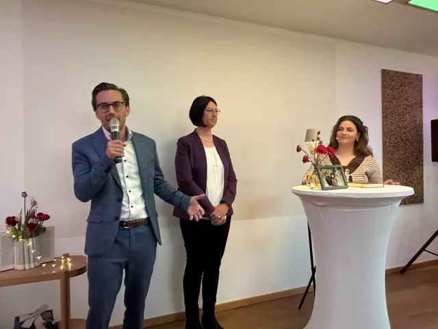 Sonnenmoor-Geschäftsführer Werner Kreindl (links) fand einleitende Worte für die spannende Lesung mit Ronja Forcher (rechts). In der Mitte: Marketingleiterin Angela Pletzer-Wörgötter. | Foto: Emanuel Hasenauer