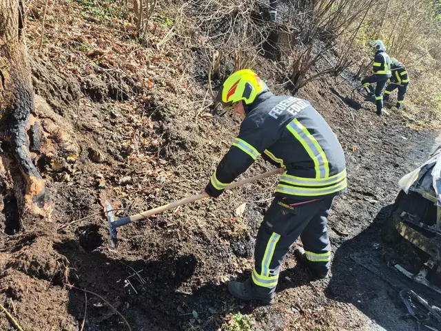 Die Waldböschung musste umgegraben werden. | Foto: www.einsatzdoku.at