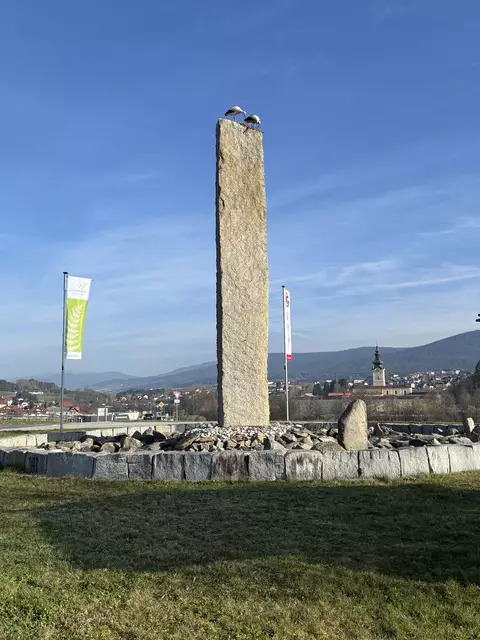 Auf einer Steinsäule im Gewerbegebiet Natschlag errichten Störche ihr Nest.  | Foto: Karin Bayr