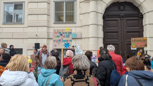 Rund 230 Personen haben sich am Minoritenplatz zusammengefunden, um gegen die Entscheidung der Bildungsdirektion zu demonstrieren.  | Foto: Elternverein Lernwerkstatt Wien West