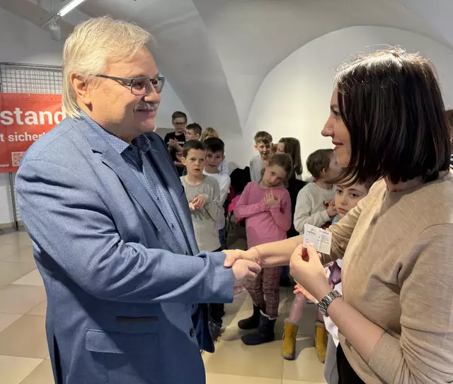 Vizebürgermeister FElix Böhm (LBW) übergibt der Volksschullehrerin Elisabeth Stinauer Eisgutscheine für die Kinder der 3D. | Foto: Bachhofner
