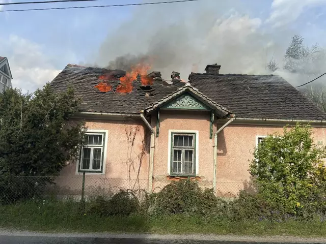 In Wildon (Bezirk Leibnitz) kam es zu einem Brand, bei dem auch ein Einfamilienhaus beschädigt wurde. | Foto: Freiwillige Feuerwehr Wildon Markt
