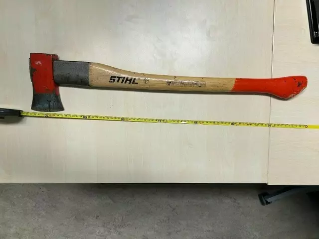 Mit dieser Axt wurde ein Arbeiter auf einer Favoritner Baustelle bedroht. | Foto: LPD Wien