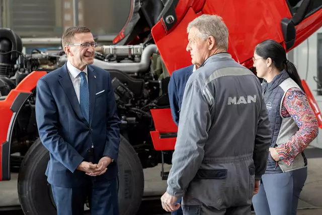 Auch die Firma Leidinger Nutzfahrzeuge in Neumarkt im Hausruckkreis wurde von dem politischen Vertreter besucht. | Foto: Land OÖ/Margot Haag