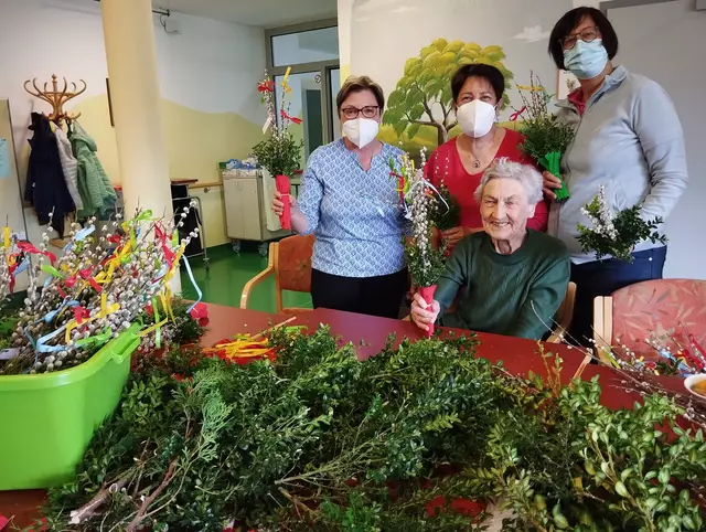 Rituale und Traditionen pflegen: Palmbuschen binden mit den Bewohnern | Foto: Veronika Frank
