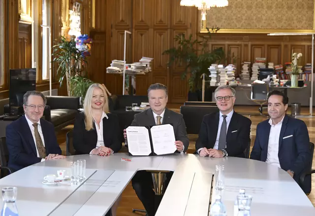 Unterzeichnung des Letter of Intent zum Ausbau der Präventionsmedizin in Wien mit (v. l.) Generaldirektor Norbert Pelzer (Krankenfürsorgeanstalt der Stadt), Direktorin Elisabeth Wohlschläger-Krenn (Arbeitsmedizinisches Zentrum der KFA), Bürgermeister Michael Ludwig (SPÖ), Rektor Markus Müller (MedUni Wien) und Direktor Robert Winker (Sanatorium Hera der KFA). | Foto: Stadt Wien/Christian Jobst