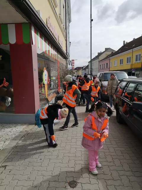 Die engagierte Gruppe war in ganz Mistelbach unterwegs. | Foto: Reitner