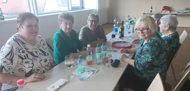 Teilnehmende aus Piringsdorf und Steinberg Dörfl genießen gesellige Spiele und guten Wein beim „Gemütlichen Nachmittag“, organisiert von der NACHBARSCHAFTSHILFE PLUS. | Foto: Astrid Rainer