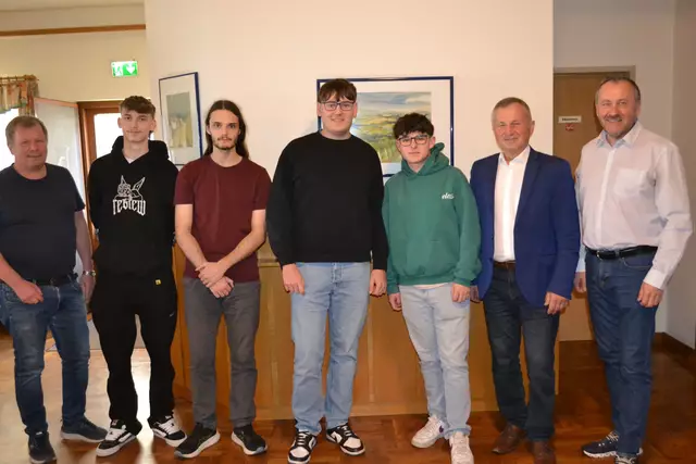 Vzbgm. Bader Alois, Zerche Simon, Chabek Julian, Oriovits Elias, Pfneisl Johannes, Bgm. Wiedenhofer Anton und OAR Werkovits Martin.  | Foto: Gemeinde Draßmarkt