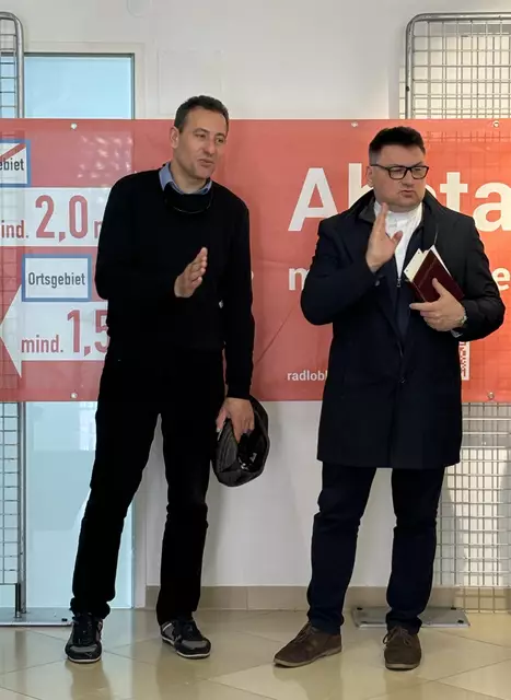 Pfarrer Jan Magyar (evang. Pfarre Bruck) und Pater Erich Waclawski (kath. Pfarre Bruck) sprachen Fürbitten und einen Segen.
 | Foto: Bachhofner