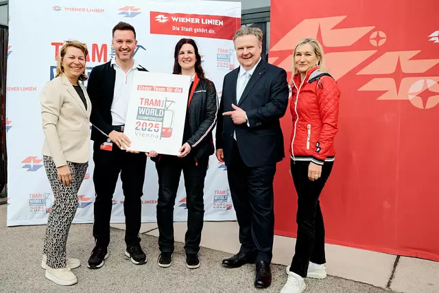Wiener Linien-Chefin Alexandra Reinagl, die beiden Gewinner Florijan Isaku und Elisabeth Urbanitsch, Bürgermeister Michael Ludwig und Monika Unterholzner, stellvertretende Generaldirektorin der Wiener Stadtwerke. | Foto: Wiener Linien/Barbara Wirl