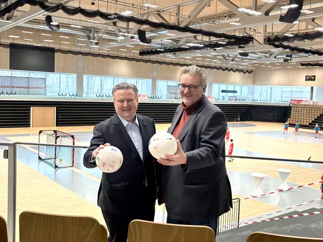 Bürgermeister Michael Ludwig und Sportstadtrat Peter Hacker (v.l.; beide SPÖ) besichtigen die neue Sport Arena Wien in der Leopoldstadt. | Foto: Marlene Graupner/MeinBezirk