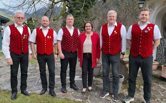 Der Vorstand der Vellachtaler Trachtenkapelle mit Bürgermeisterin Elisabeth Lobnik | Foto: VTK