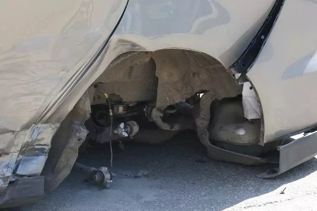 Im Ortszentrum von Steinerkirchen stoßen ein Renault und ein Ford so heftig zusammen, dass nur mehr Autowracks übrig bleiben. | Foto: laumat.at