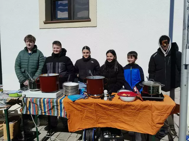 Die Firmlinge aus Weingraben servierten verschiedene Suppen zur Fastensuppenaktion. | Foto: Lapatschek