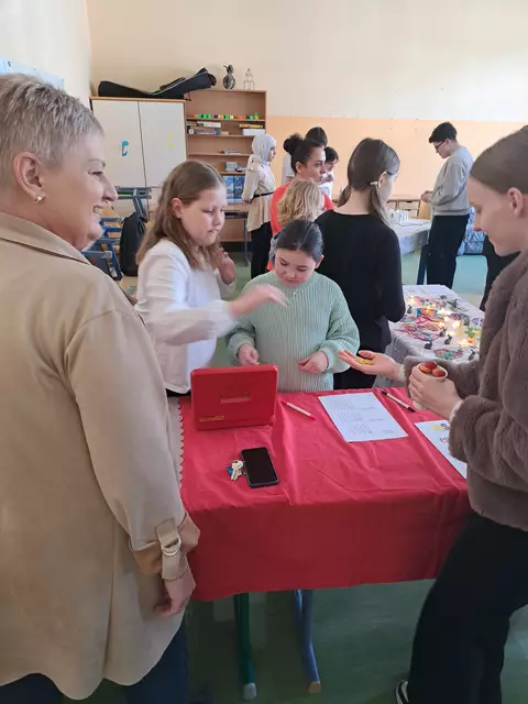 Im Rahmen des neuen Schwerpunktes "WBIT" organisierte die 1. a Klasse einen Marktstand. | Foto: NMS Mürzzuschlag