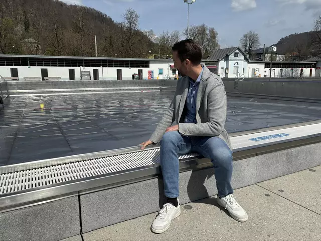 Roland Oberhauser, Leiter der städtischen Betriebe, freut sich auf den Badesommer | Foto: Lisa Gold