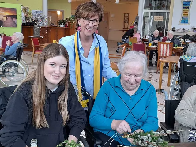 In liebevollem Miteinander, und unter der Begleitung von Vizepräsidentin Gertrude Wachernig vom LIONS Club Althofen Hemmaland, wurden die Palmbuschen gebunden.