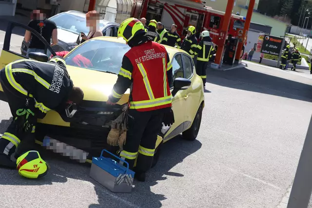 Im Ortszentrum von Steinerkirchen stoßen ein Renault und ein Ford so heftig zusammen, dass nur mehr Autowracks übrig bleiben. | Foto: laumat.at