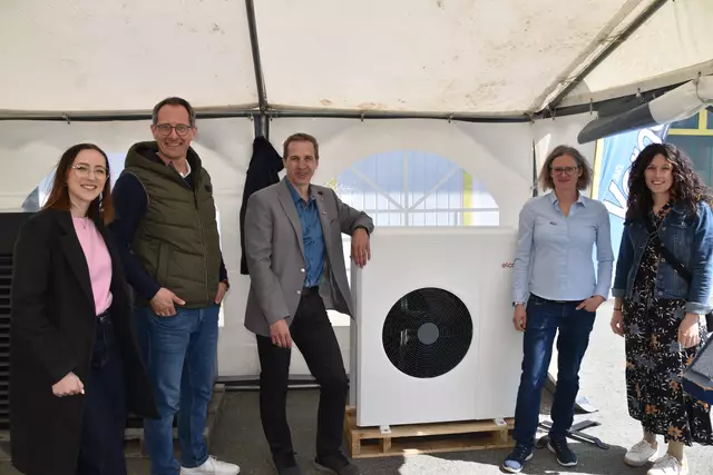 Unternehmer Stephan Varga begrüßte zahlreiche Gäste bei der Hausmesse in Riedlingsdorf. | Foto: Michael Strini