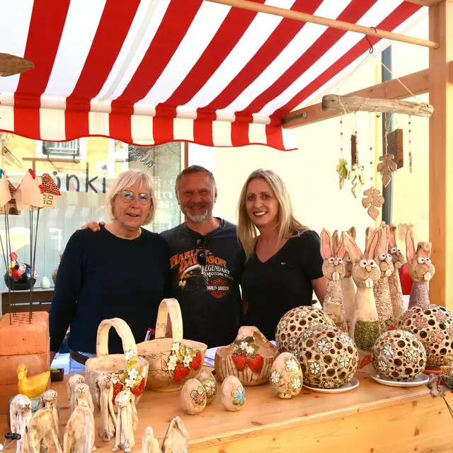 Organisatorin Angelika Staats mit Max und Edith Lesnik, Förderverein KunstRaum Obervellach