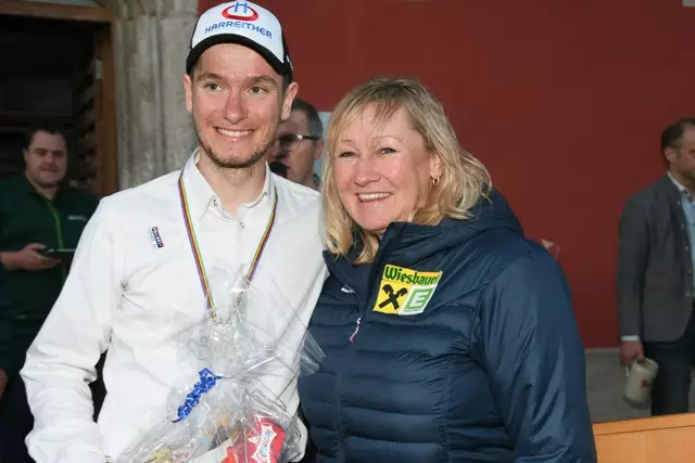 Vizeweltmeister Martin Fritz mit Steirischen Schiverbandspräsidentin Renate Götschl in Murau. | Foto: Murtal