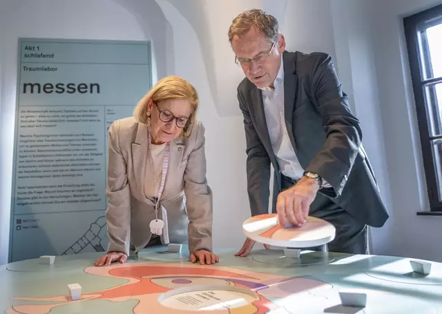 Beim Rundgang durch die neue Ausstellung „Träume…träumen“ auf der Schallaburg: Landeshauptfrau Johanna Mikl-Leitner mit Kurator Christian Rapp. | Foto: NLK Khittl