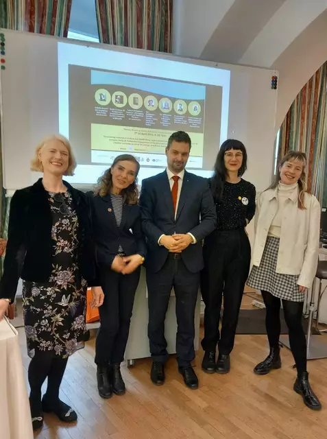 inSight meeting dots4futures25
eine Initiative von 
ACD-Agency for Cultural Diplomacy

Plenarsession am Wiener Diplomatische Akademie
mit Emilie Conway (Menschenrechtsaktivistin, Kusntschaffende aus Irland), Luka Martin Tomazic (Alma mater Europaea University Maribor/SLO;, Tatjana Christelbauer (ACD-Vienna(, Issabella Essl (Zero Project Austria), Klara Kostal (UNESCO Österreich) | Foto: Tatjana Christelbauer