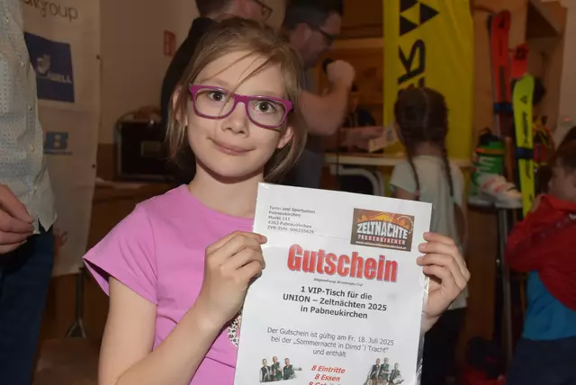 Valerie Kühas aus Allerheiligen freut sich über einen Vip-Tisch bei den Zeltnächten in Pabneukirchen.  | Foto: Robert Zinterhof