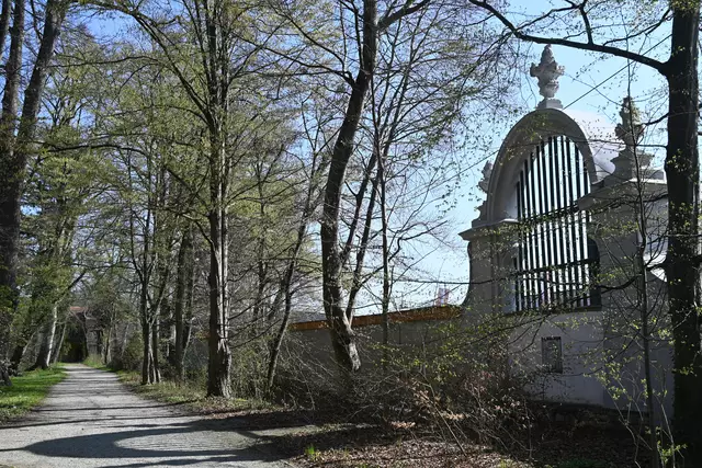 Weg entlang Außenmauer