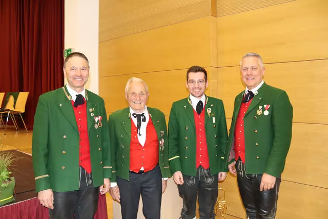 Drei Kapellmeister standen and diesem Abend auf der Bühne und dirigierten: Hubert Pfeifer (links außen), Josef Wechner (2.v.l.) und der aktuelle Kapellmeister Andre Platzer, mit im Bild ist der Obmann der MK Kappl, Thomas Petter.  | Foto: Elisabeth Zangerl