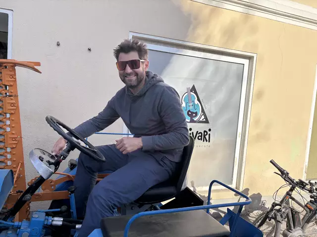 Ein Mann und sein blauer Traktor.  | Foto: MeinBezirk