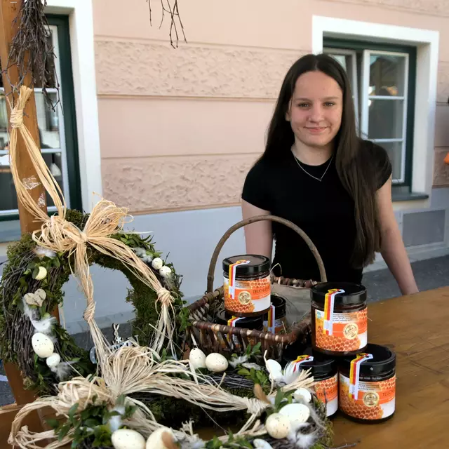 Teuchtler Honig bietet Hanna Pleschgatternig an
