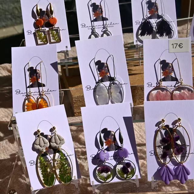 Blüten aus dem eigenen Garten zieren Corinas Ohrringe