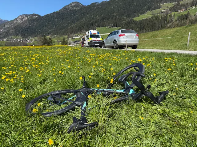 Der Radfahrer wurde bei dem Aufprall unbestimmten Grades verletzt und mit der Rettung in das BKH Schwaz eingeliefert. | Foto: zoom-tirol