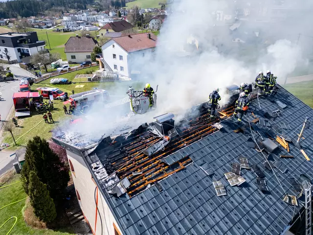 Rund 100 Einsatzkräfte von neun Feuerwehren waren im Einsatz.  | Foto: TEAM FOTOKERSCHI / MARTIN SCHARINGER