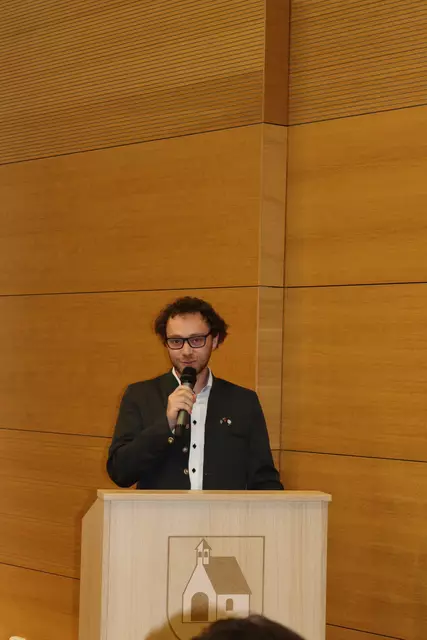 Auch in diesem Jahr führte Matthias Geiger professionell durch das Abendprogramm.  | Foto: Elisabeth Zangerl