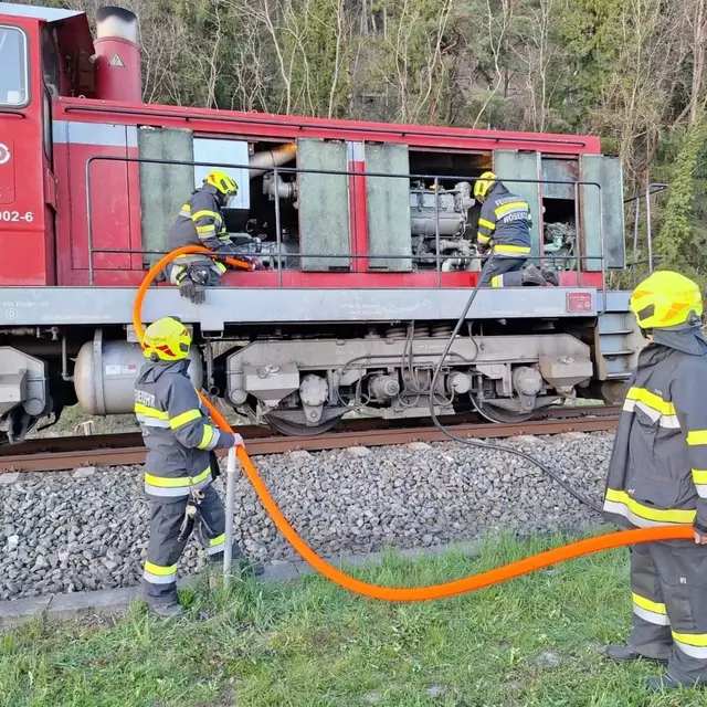 Im Motorraum des Zuges war ein Brand ausgebrochen. | Foto: FF Köflach