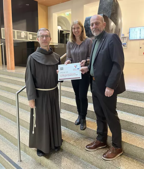 Das Öffentliche Gymnasium der Franziskaner Hall in Tirol wurde für die Partnerschaft mit dem Liceo Scientifico Leonardo Da Vinci in Trient ausgezeichnet. | Foto: Euregio