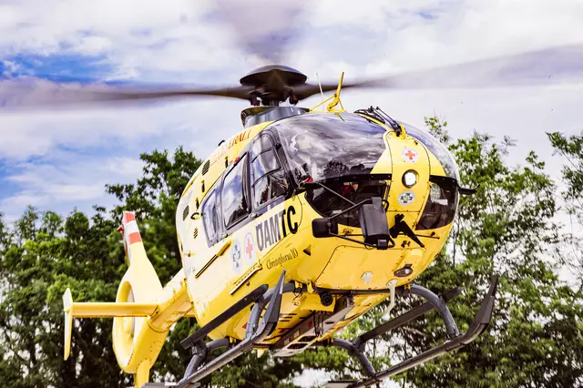Nach der Erstversorgung durch die Rettung und das Notarzthubschrauberteam wurden beide Lenker ins Krankenhaus eingeliefert. | Foto: FOTOKERSCHI.AT / KERSCHBAUMMAYR (Symbolfoto)